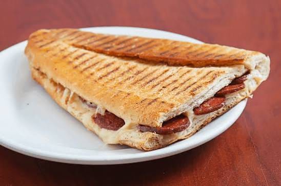 Sucuk kaşarlı tost menü 